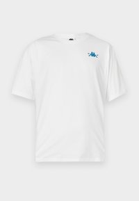 Weißes T-Shirt mit kurzen Ärmeln, kleinem blauen Logo und dem Text "1967" auf der oberen linken Brustseite, vor einem schlichten Hintergrund dargestellt.