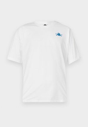 Λευκό κοντομάνικο T-shirt με μικρό μπλε λογότυπο και κείμενο "1967" στη πάνω αριστερή πλευρά του στήθους, εμφανιζόμενο σε απλό φόντο.