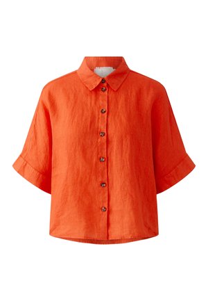 Orangefarbenes Hemd mit kurzen Ärmeln, Kragen und fünf dunklen Knöpfen auf der Vorderseite, aus strukturiertem Stoff gefertigt.