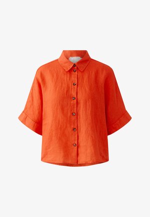 Orangefarbenes Hemd mit kurzen Ärmeln, Kragen und fünf dunklen Knöpfen auf der Vorderseite, aus strukturiertem Stoff gefertigt.