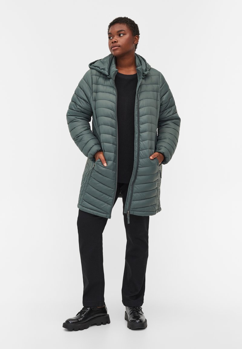 Damen Leichte Jacken | Zizzi GESTEPPTE MIT ABNEHMBARER KAPUZE UND TASCHEN Winterjacke urban chic/dunkelgrün - LB41375 Damen Leichte Jacken | Zizzi GESTEPPTE MIT ABNEHMBARER KAPUZE UND TASCHEN Winterjacke urban chic/dunkelgrün - LB41375