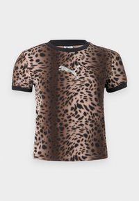 Cămașă maro cu imprimeu leopard și mâneci scurte, cu margine neagră și logo Puma alb format din puncte mici pe piept.