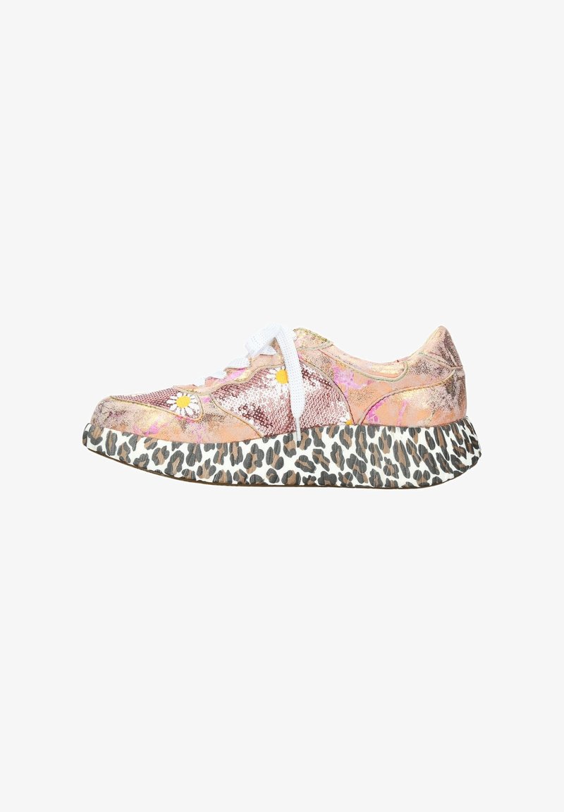 Sneaker mit einem strukturierten Obermaterial in Pink und Gold, weißen Schnürsenkeln, floralen Akzenten und einer Leopardenmuster-Plattformsohle. Mit abgerundetem Zehendesign.