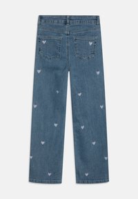 Traperice svijetloplave boje s ružičastim izvezenim srcima raspršenim po tkanini. Imaju dva stražnja džepa i ravnu kroj.