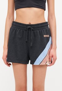 Pantalones cortos de color gris carbón con cintura elástica y cordón. Presentan un diseño diagonal en azul y melocotón, con un pequeño logo.