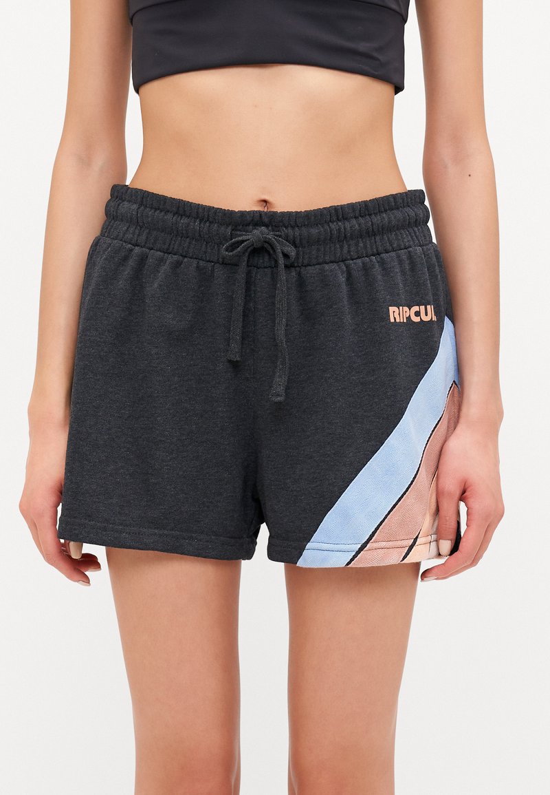Pantalones cortos de color gris carbón con cintura elástica y cordón. Presentan un diseño diagonal en azul y melocotón, con un pequeño logo.