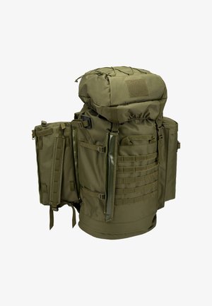 Duży taktyczny plecak w oliwkowym kolorze, z wieloma przegrodami, bocznymi kieszeniami, paskami i taśmami do modułowych mocowań.