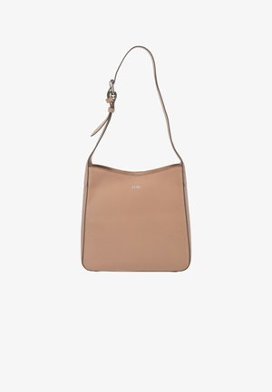 Skórzana torba w kolorze brązowym o gładkiej strukturze, wyraźnym kształcie i regulowanym pasku na ramię. Z przodu znajduje się subtelne logo.