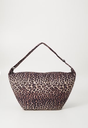 Leopardenmuster Schultertasche aus weichem Stoff, mit runder Form und einem langen, dünnen Trageriemen. Die dominierenden Farben sind Beige, Braun und Schwarz.