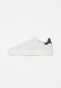 Sneaker alb din piele cu o suprafață texturată �și vârf rotund. Prezintă un accent albastru pe toc și cinci găuri pentru șireturi. Logo-ul pe lateral.