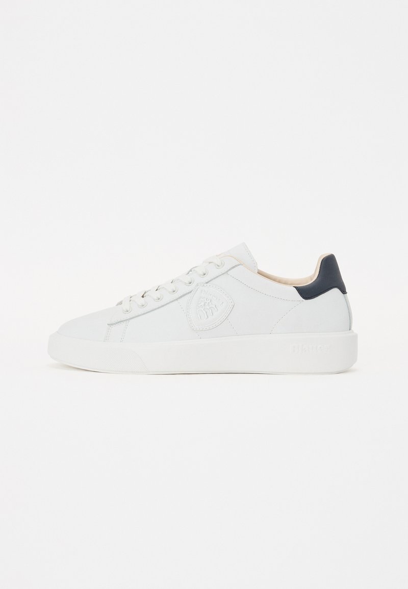 Sneaker alb din piele cu o suprafață texturată și vârf rotund. Prezintă un accent albastru pe toc și cinci găuri pentru șireturi. Logo-ul pe lateral.