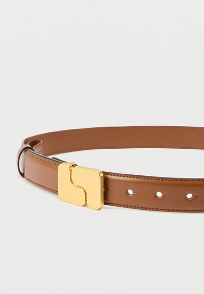 Καφέ δερμάτινη ζώνη με γεωμετρική αγκράφα σε χρυσό τόνο. Διαθέτει πολλαπλές τρύπες για ρύθμιση. Ομαλή υφή με κομψό σχέδιο.