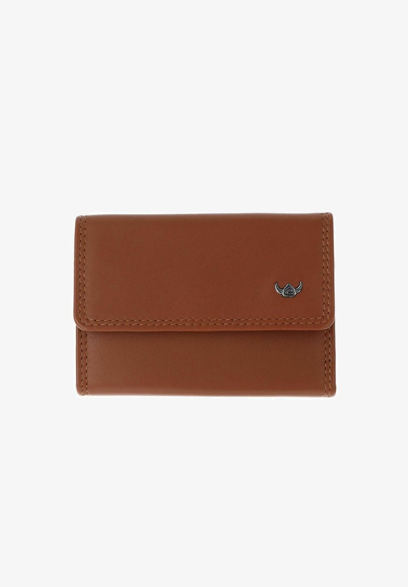 Portefeuille en cuir marron avec fermeture à rabat et petit emblème argenté à l’avant, montrant des coutures détaillées le long des bords.