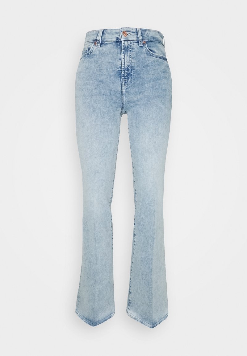 Jeans de mezclilla de tiro alto en color azul claro con piernas acampanadas, cierre de botón y cremallera en el frente, y bolsillos delanteros y traseros.
