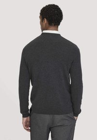 Dunkelgrauer Strickpullover mit langen Ärmeln, Rundhalsausschnitt und geripptem Saum. Hat eine glatte Textur und feine Nähte an den Schultern.