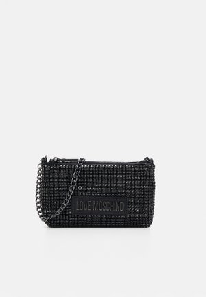 Petit sac à main rectangulaire noir avec surface texturée, bandoulière chaîne, fermeture éclair sur le dessus et étiquette « LOVE MOSCHINO » à l'avant.