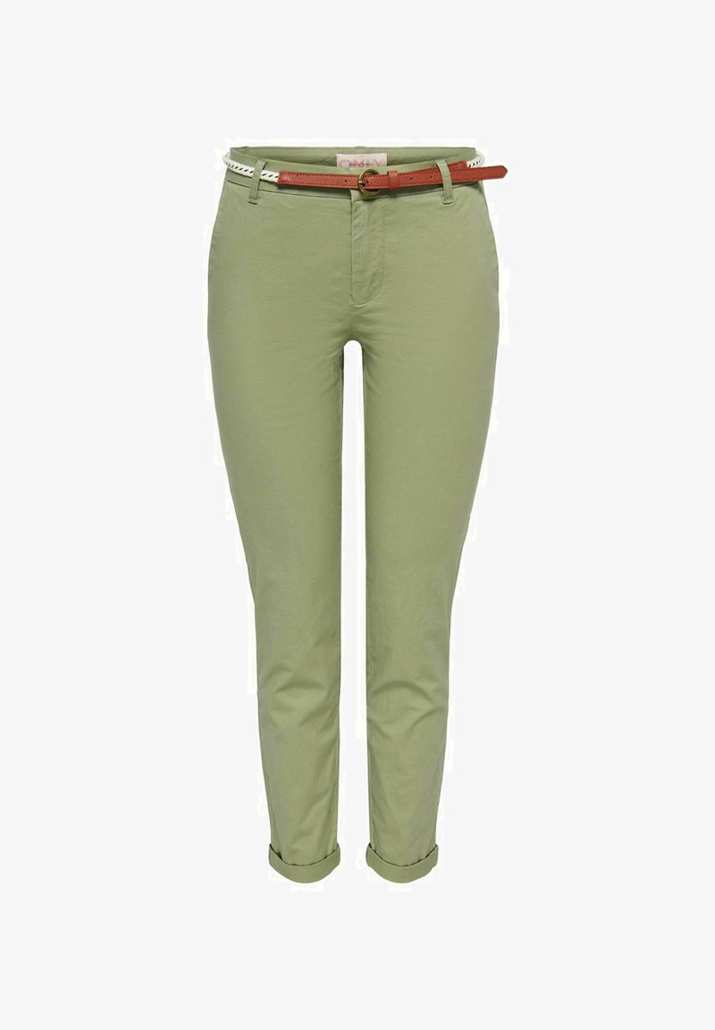 Pantalones verde claro de algodón con corte slim. Presentan un cinturón trenzado marrón y puños enrollados. Bolsillos frontales y detalles de costura sutiles.