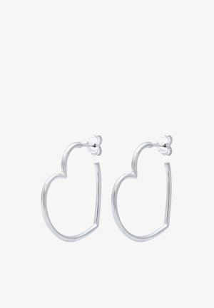 Ezüst szív alakú karika fülbevalók sima, fényes felülettel és egyszerű tűs rögzítéssel.