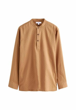 Chemise à manches longues en coton marron clair avec un motif texturé, col rond, patte de boutonnage à trois boutons et ourlet droit.
