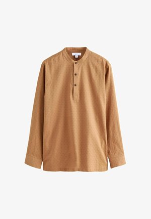 Pikad varrukad heledast pruunist puuvillast särgil, millel on tekstuuriga muster, ümmargune kaelus, kolmesuunaline nööbivarrjas ja sirge lõikega alläär.