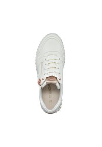 Zapatilla blanca con parte superior de cuero liso, acentos en rosa dorado contrastante, puntera redondeada y suela de goma robusta, con cordones y una cremallera.