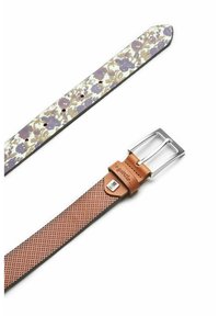 Zwei Gürtel sind abgebildet: Ein floral bedruckter Stoffgurt in Lila- und Cremetönen; der zweite ist aus braunem, durchlöchertem Leder mit einer silbernen Schnalle.