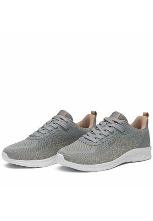 Paire de chaussures de sport en mesh gris clair avec semelles blanches et doublure intérieure beige, montrée en angle sur fond blanc.