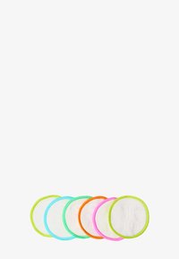Sześć okrągłych bawełnianych podkładek w kolorze białym z kolorowymi krawędziami: zieloną, niebieską, pomarańczową, różową i jasną zieloną, z wytłoczonym napisem.