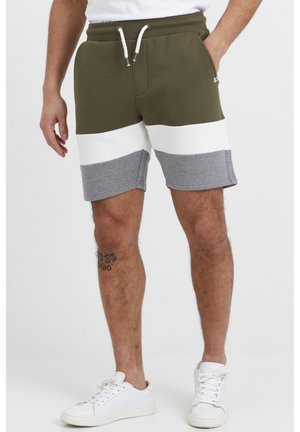 Olivengrønne shorts med hvide og grå vandrette striber, lavet af blødt stof, med en elastisk talje og snoretræk for justerbarhed.