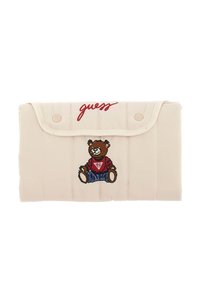 Beige quiltad plånbok med knäppning, med en broderad björn i röd tröja och blå jeans, med "guess" i rött ovanför.