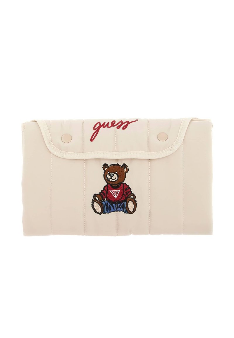 Beige quiltad plånbok med knäppning, med en broderad björn i röd tröja och blå jeans, med "guess" i rött ovanför.