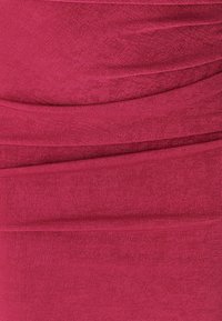 Bordo elastični materijal s vodoravnim nabiranjem; glatke teksture s pripijenim siluetom, stvarajući slojeviti izgled.