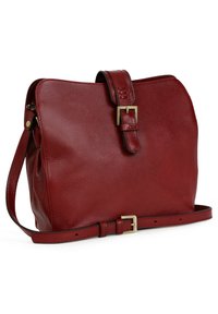 Borsa a spalla in pelle rossa con una texture liscia, forma rettangolare e tracolla regolabile. Presenta una fibbia laterale e minime finiture metalliche.