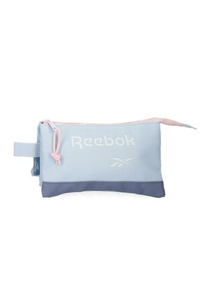 Estuche rectangular de Reebok en azul celeste y azul marino con tirador de cremallera rosa y asa lateral, con el logo de la marca impreso en el frente.