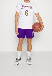 Nike Performance Pantalón corto de deporte - purple
