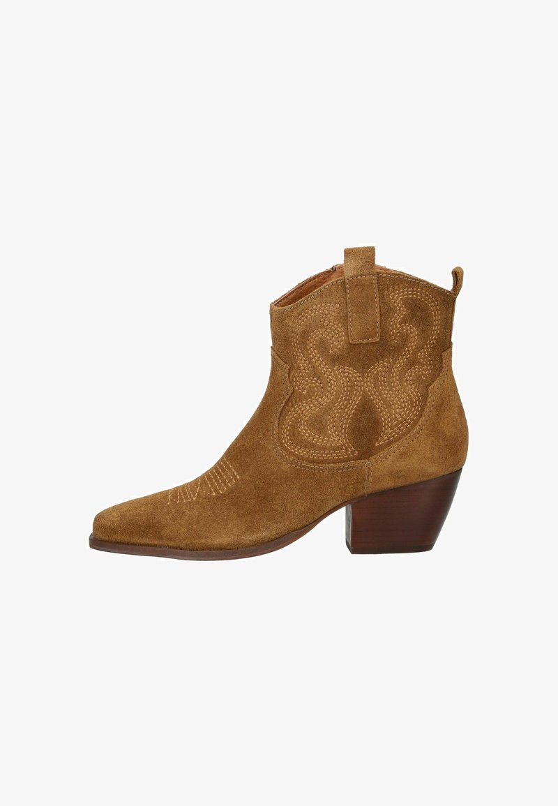 Botín de ante marrón hasta el tobillo con puntera puntiaguda, costuras decorativas y tirador. Presenta un tacón bajo apilado y un interior suave.