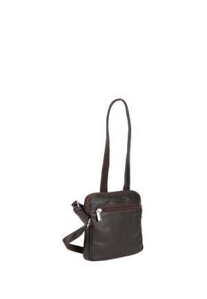 Sac bandoulière en cuir marron foncé avec poche zippée devant et sangle ajustable, forme rectangulaire, conçu pour un usage quotidien.