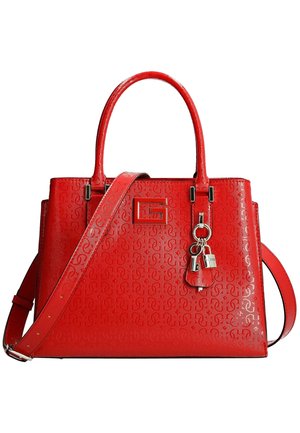 Sac à main en cuir rouge texturé avec deux poignées supérieures, bandoulière réglable et breloques en forme de cadenas et clé argentés attachées à l'avant.