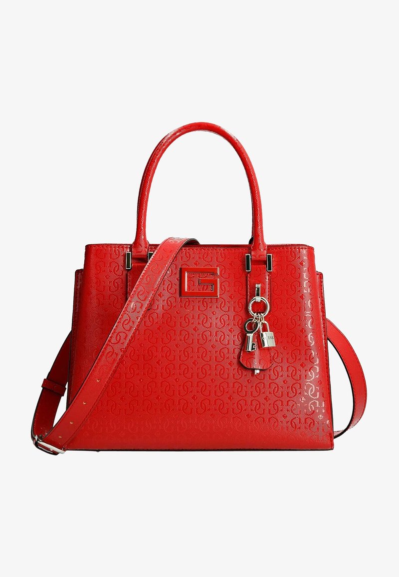 Sac à main en cuir rouge texturé avec deux poignées supérieures, bandoulière réglable et breloques en forme de cadenas et clé argentés attachées à l'avant.
