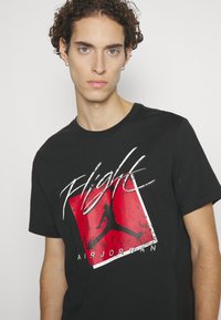 Jordan BRAND CREW - Camiseta estampada - black/gym red
