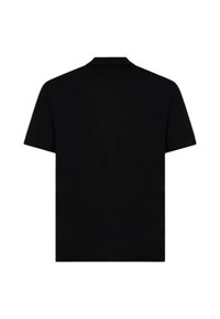 Polo shirt nera a maniche corte con colletto classico e una superficie liscia e uniforme. Nessun motivo o logo visibile sul retro.