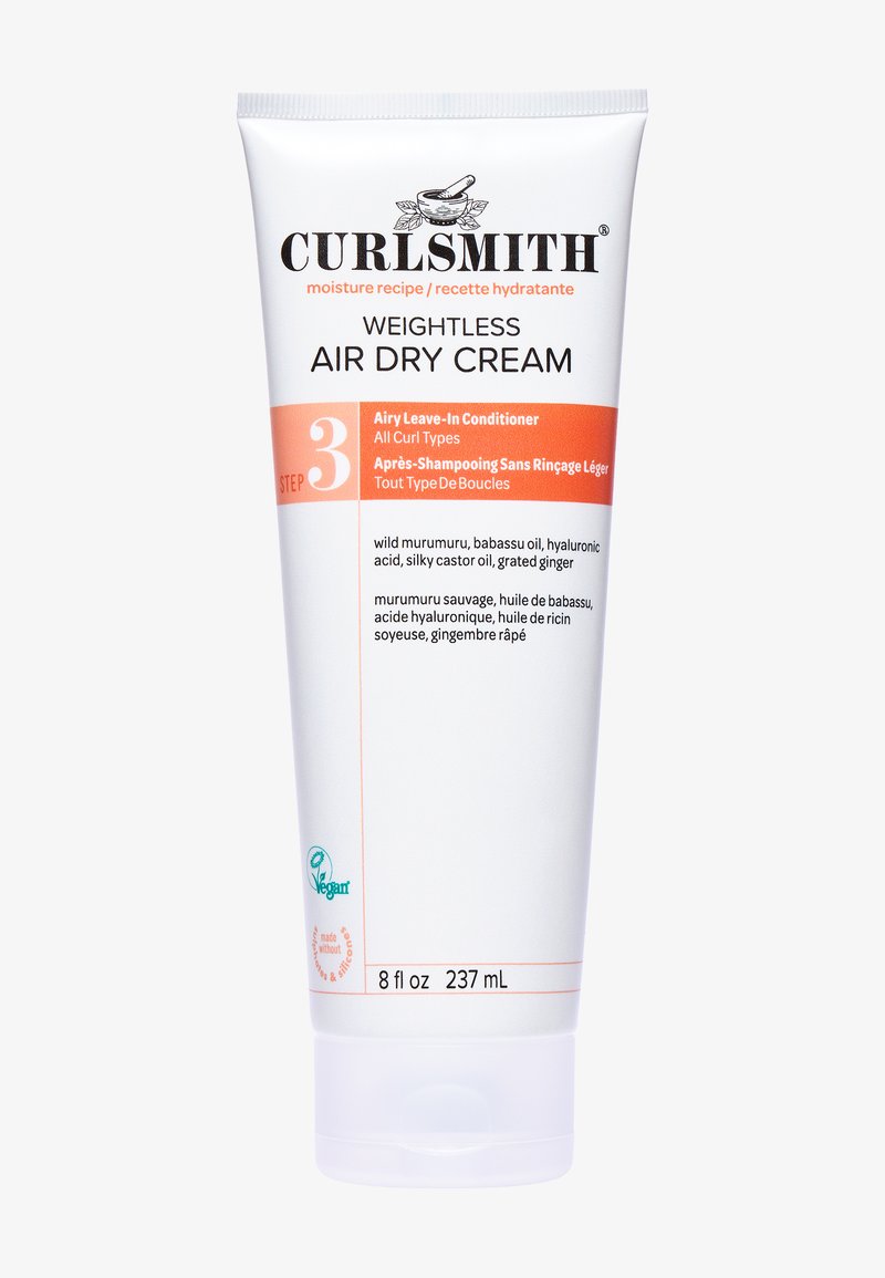 Curlsmith Weightless Air Dry Cream in een witte tube, 8 fl oz. Heeft oranje accenten, een transparante dop en beschrijft ingrediënten voor de verzorging van krullend haar.