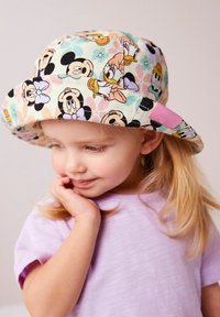 Cappello a secchiello con una stampa colorata di personaggi Disney, tra cui Topolino e Minnie, realizzato in morbido cotone e con un accento di cinturino rosa.