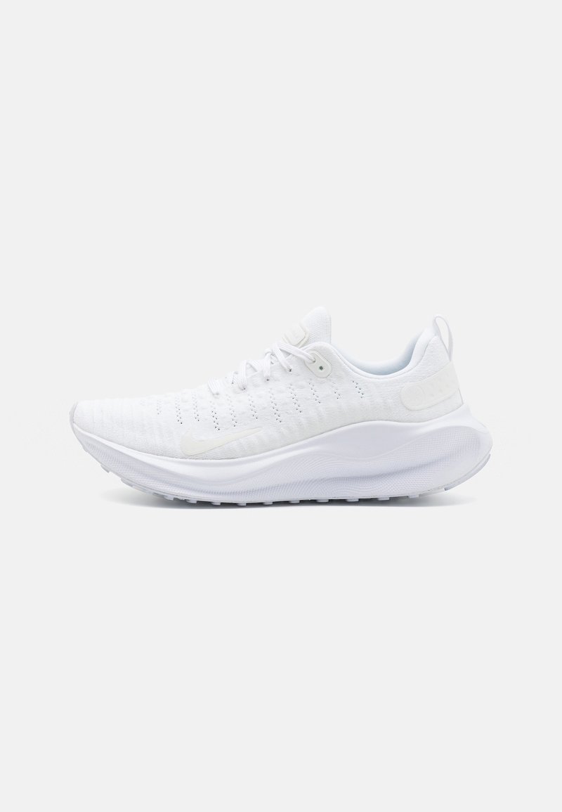 Chaussure de course blanche légère avec tige en mesh, semelle épaisse et coussinée, et design à lacets, vue de côté sur fond uni.