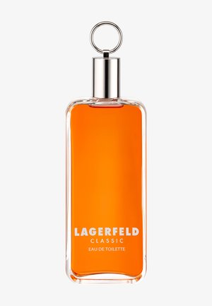 Rektangulær klar glas parfume flaske med orange væske, sølv låg med cirkulær ring, mærket "Lagerfeld Classic Eau de Toilette."