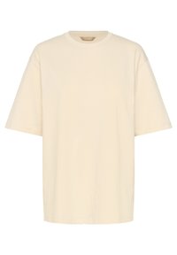 T-shirt beige à manches courtes en coton doux, avec une coupe décontractée, un col rond et un logo embossé subtil au niveau de la poitrine.