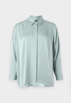 Blusa de cetim verde-claro com decote collared, frente com botões e mangas compridas. Apresenta um corte descontraído e uma textura suave.