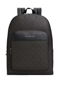 Μαύρο σακίδιο με υφασμένη εξωτερική επιφάνεια, που διαθέτει μπροστινή τσέπη με φερμουάρ, μαλακούς ιμάντες ώμου και δερμάτινη λεπτομέρεια με λογότυπο.