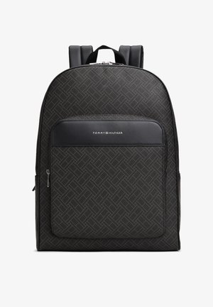 Must seljakott, millel on tekstureeritud mustriga välimus, esiküljel lukuga tasku, polsterdatud õlarihmad ja nahast detail logoga.
