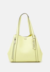 Gele synthetische boodschappentas met een gladde textuur, dubbele handvatten en ritssluiting. Voorzien van een metalen label met merknaam.